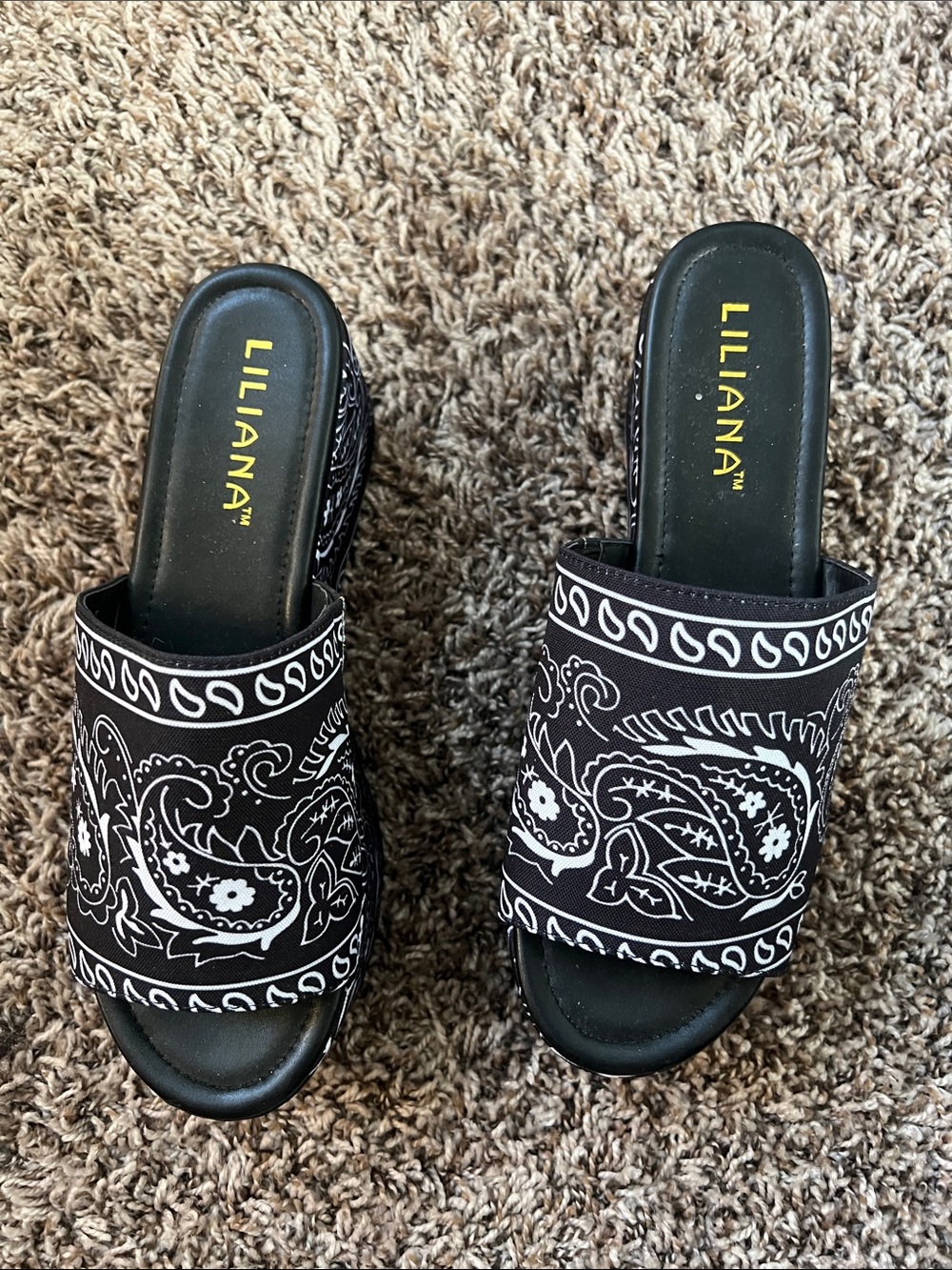 ๐ Platform Slide Sandals in Black Paisley - Picture 2 of 5